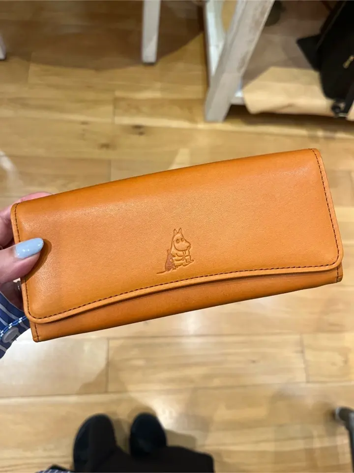 新品 kissora ムーミン 刺繍 かぶせロング 長財布 スナフキン キャメル