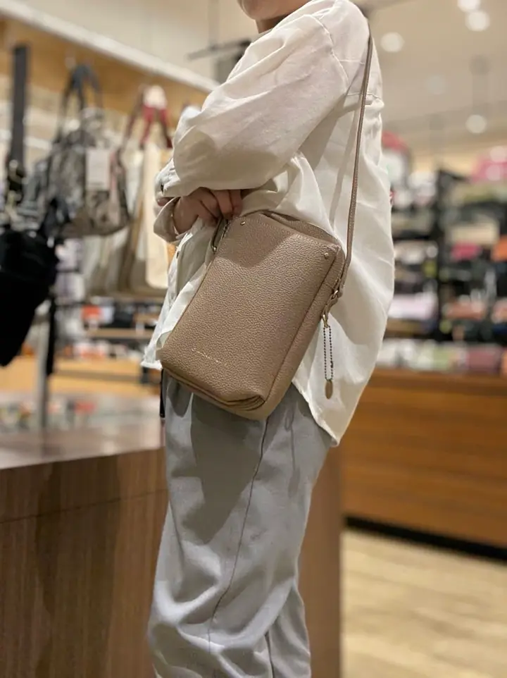 美品　レディース　ショルダー　バッグ ケスクルデザイン スマホショルダー レディース MS-045 Quest ce