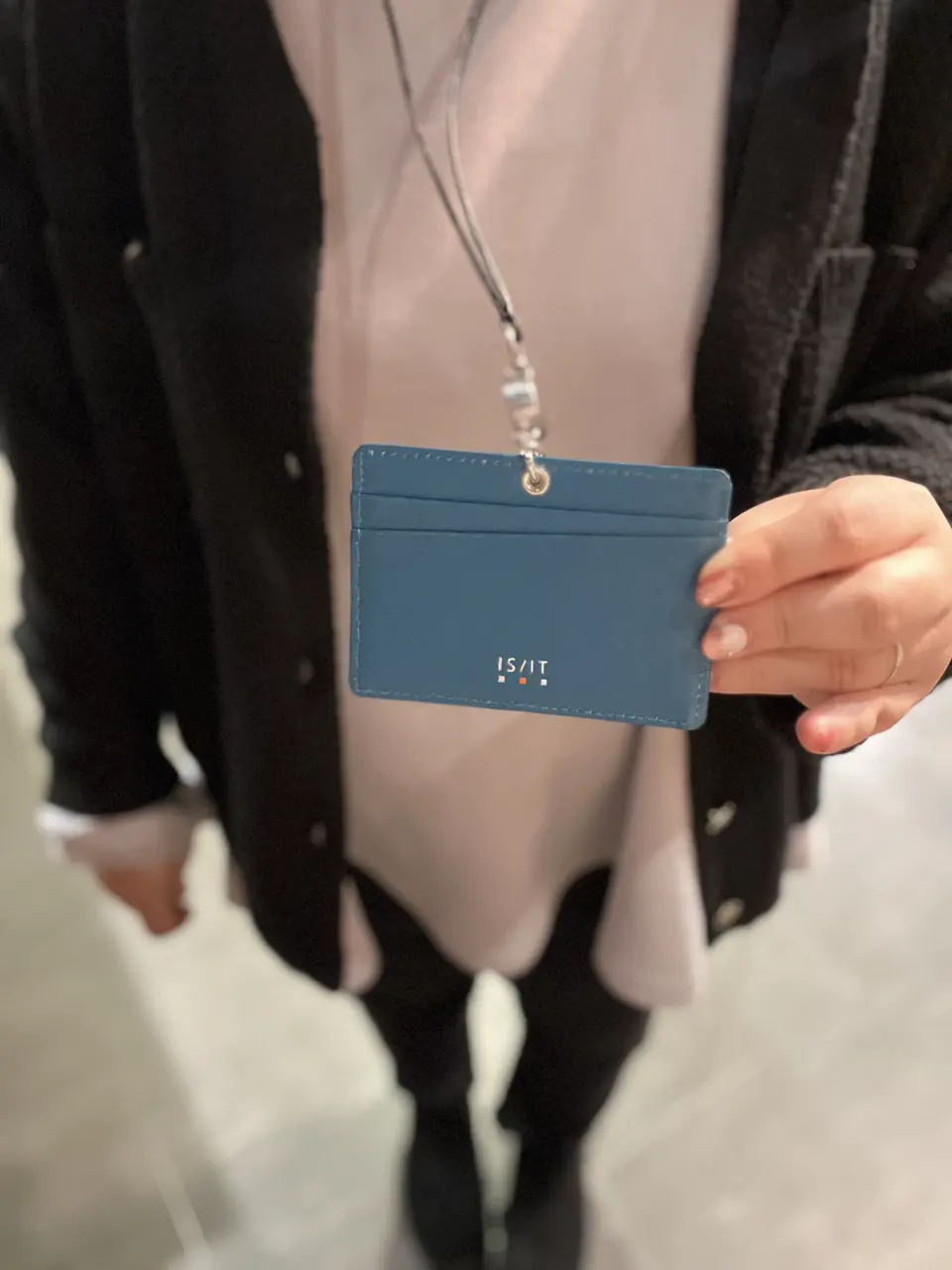 イズイット IDカードホルダー ネックストラップ メンズ レディース 本