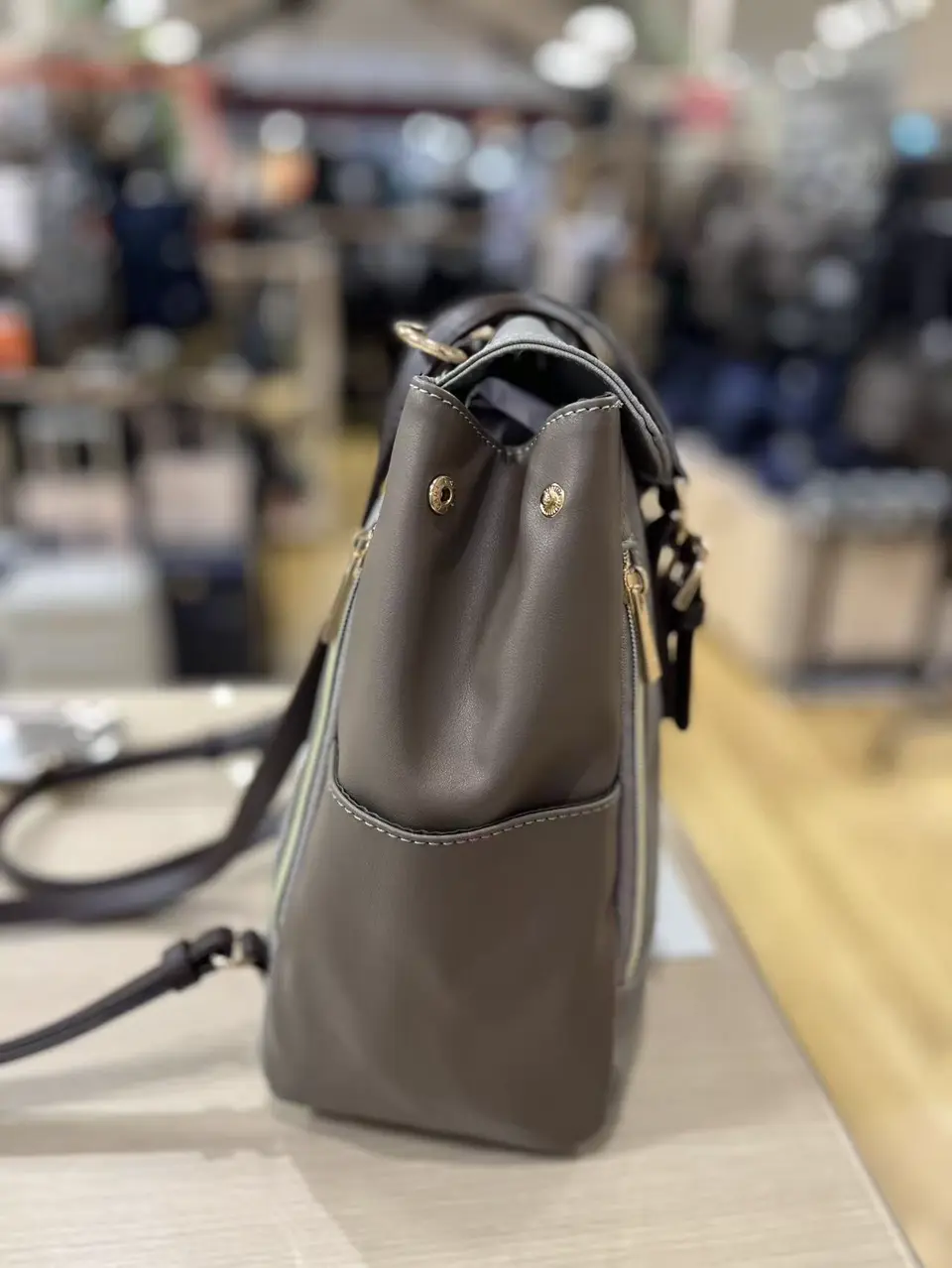 【新品同様】伊と忠　利休バッグ　グレージュ 18-1195 牛革ショルダーバッグ - GUSCIO グッシオオフィシャルサイト