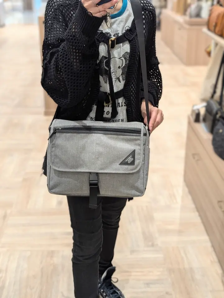 【新品・正規品・タグ付き】カゴシンプルショルダーバッグ（CE-1552）Gray 幅広タックの畳縁ショルダーバッグ 5507 Series | かぐらやONLINE SHOP