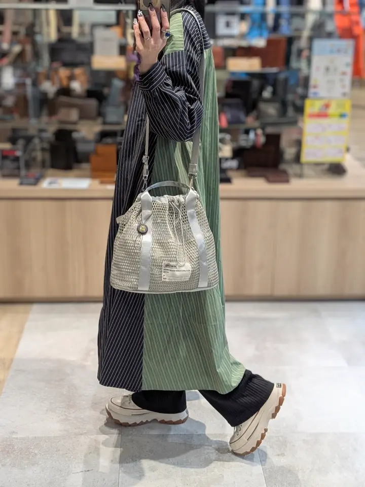 サロン ド ルヴァン ブラウンシアタープロダクツ ショルダーバッグ