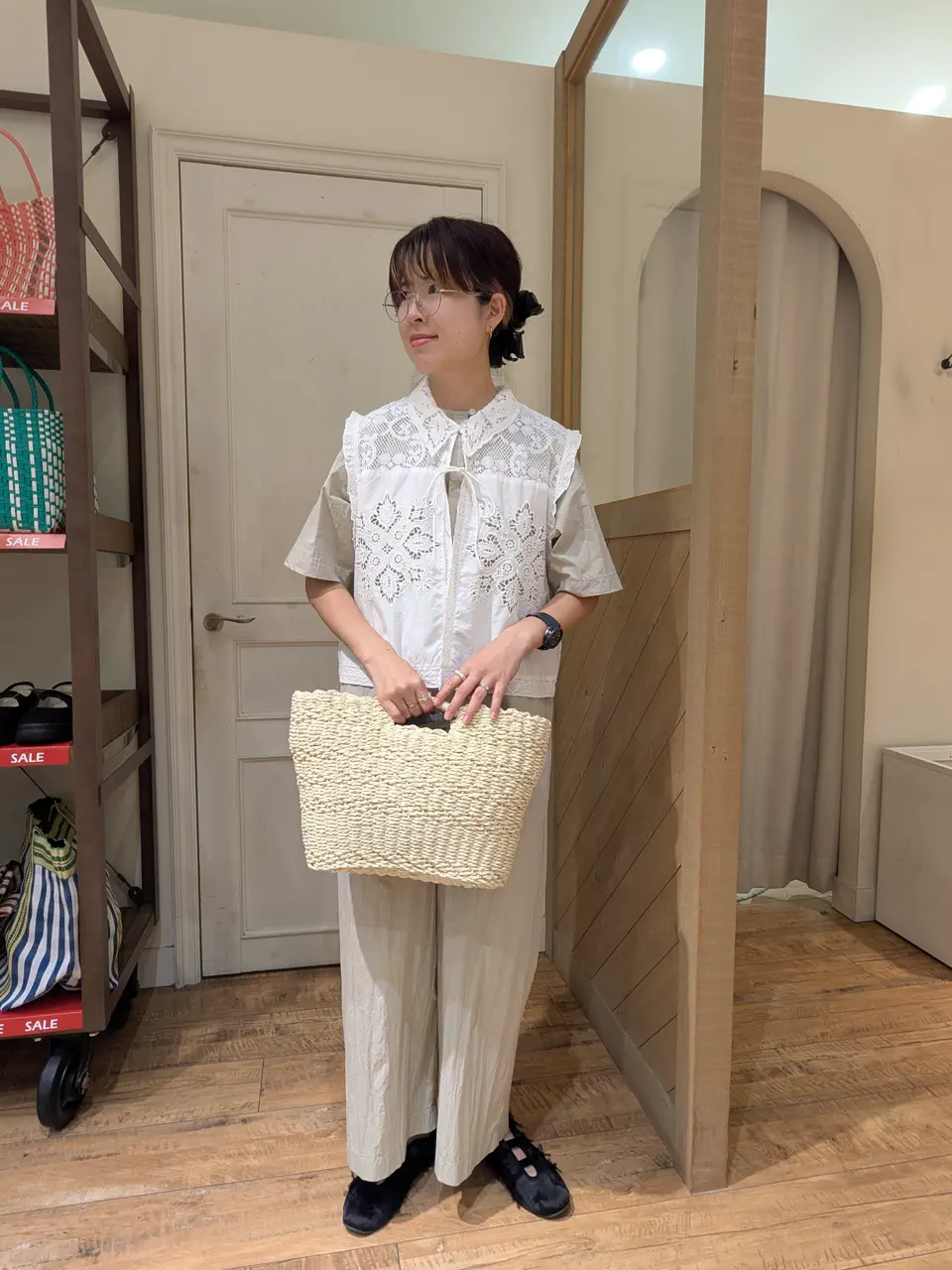 カットワーク刺繍レース襟付きベスト（ホワイト/ブラック/アウター