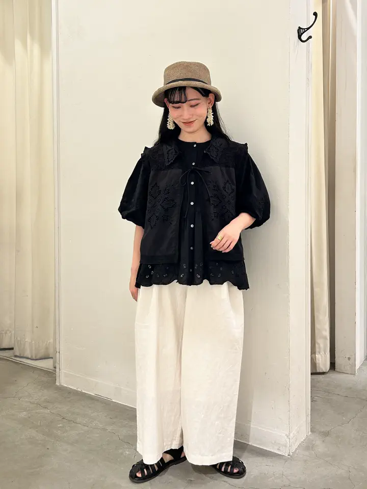 セール】 カットワーク刺繍レース襟付きベスト（ホワイト/ブラック