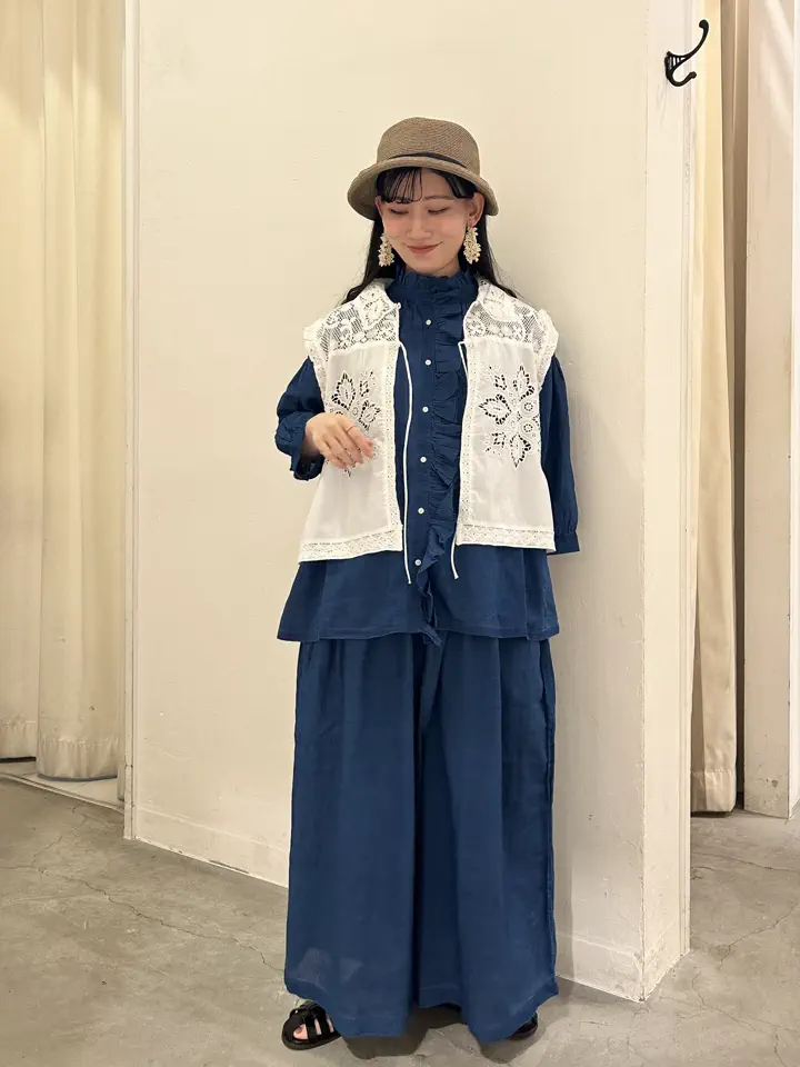 セール】 カットワーク刺繍レース襟付きベスト（ホワイト/ブラック