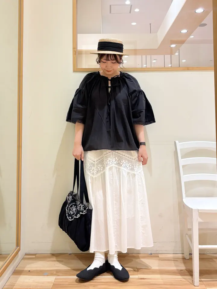 セール】 ローズ柄スカラップ刺繍バッグ（チャコールグレー/キナリ