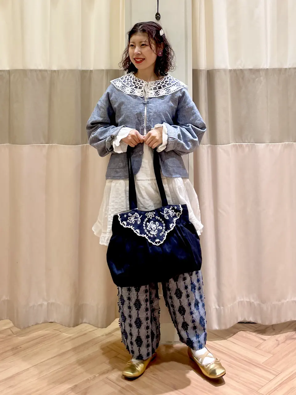 セール】 ローズ柄スカラップ刺繍バッグ（チャコールグレー/キナリ