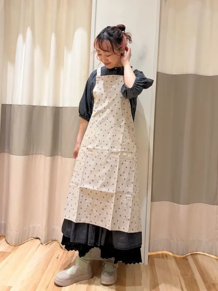 セール】 花柄ロゴ刺繍エプロン（ベージュ/キナリ/雑貨/その他雑貨