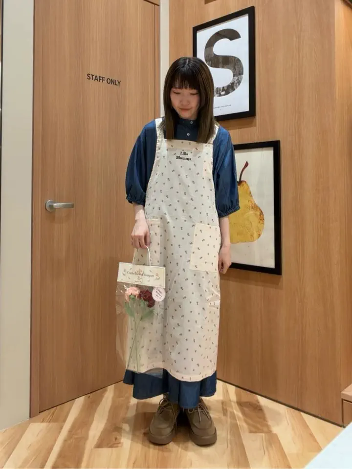 セール】 花柄ロゴ刺繍エプロン（ベージュ/キナリ/雑貨/その他雑貨