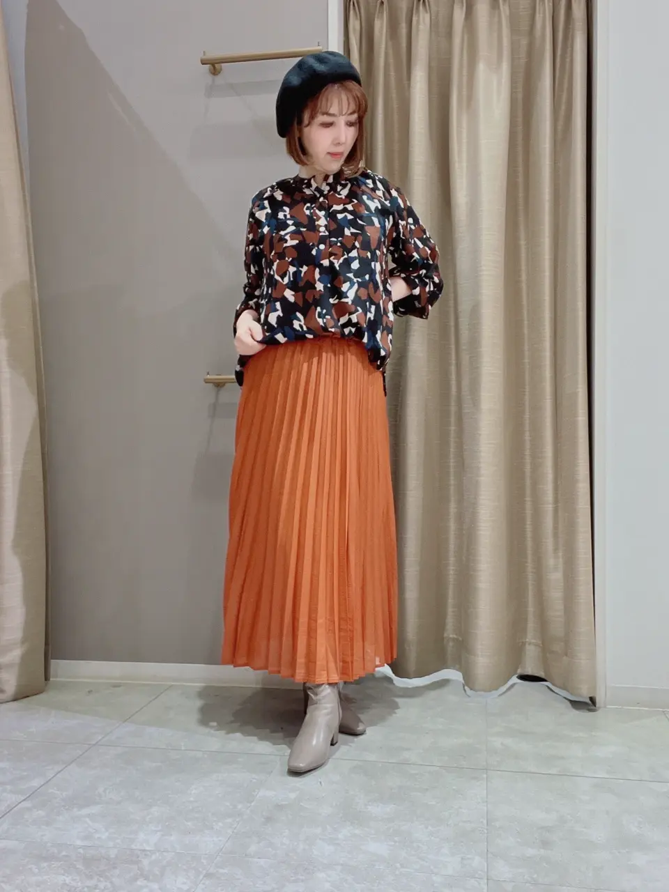 ランダムパターン柄ブラウス