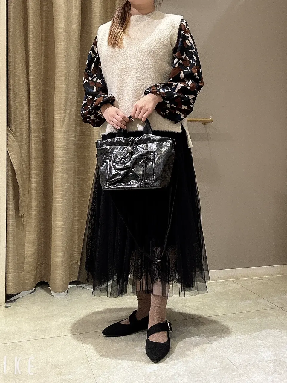 ランダムパターン柄ブラウス