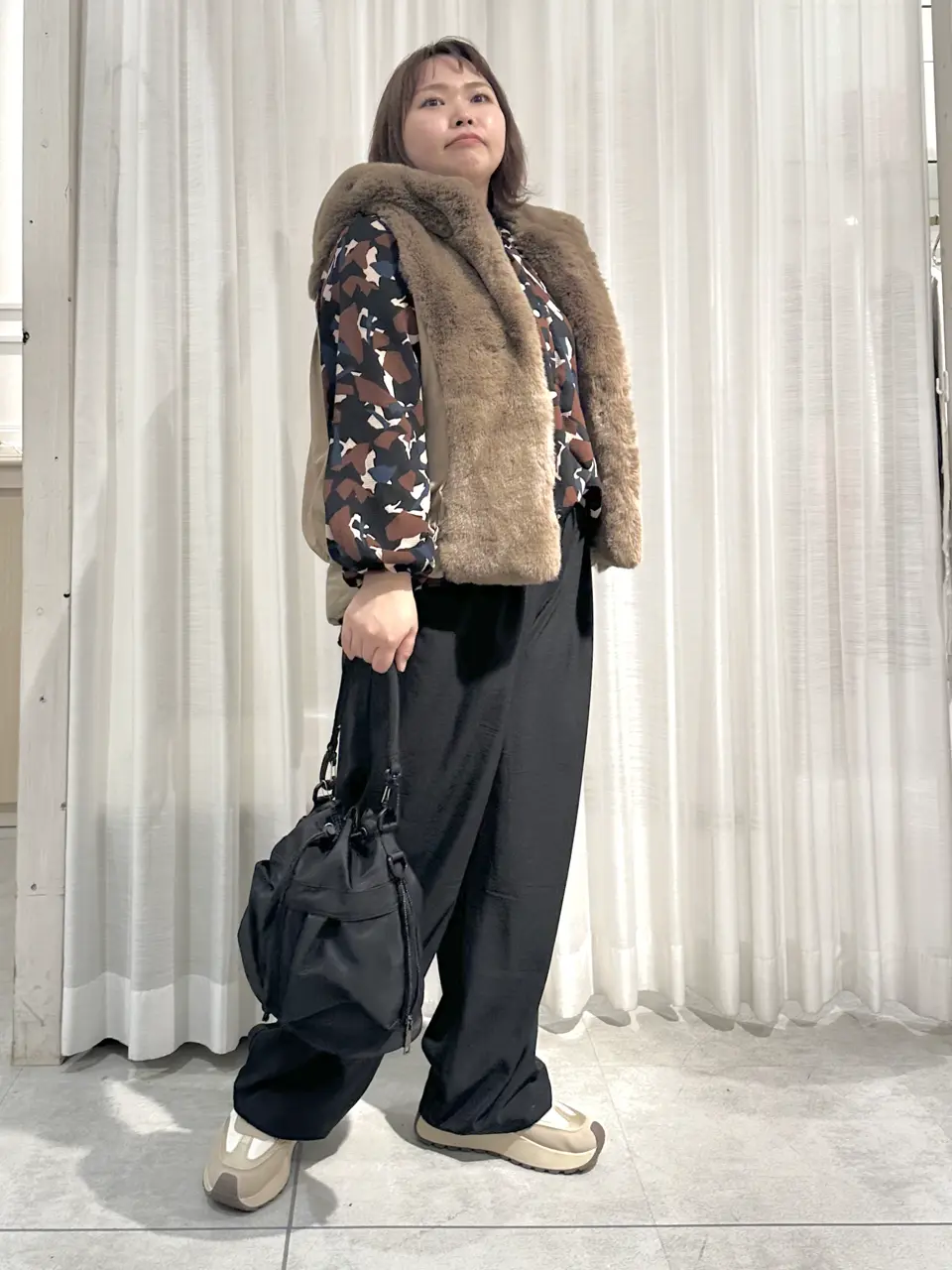 ランダムパターン柄ブラウス