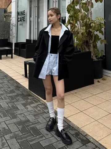 深めVネックがセクシーなショートパンツの長袖オールインワン
