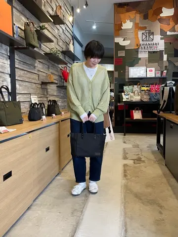 カワニシカバン　ラフ　レザー　内装は青バージョン 撥水×コンパクト×機能性｜ミラーレスカメラ用ボディバッグlauff