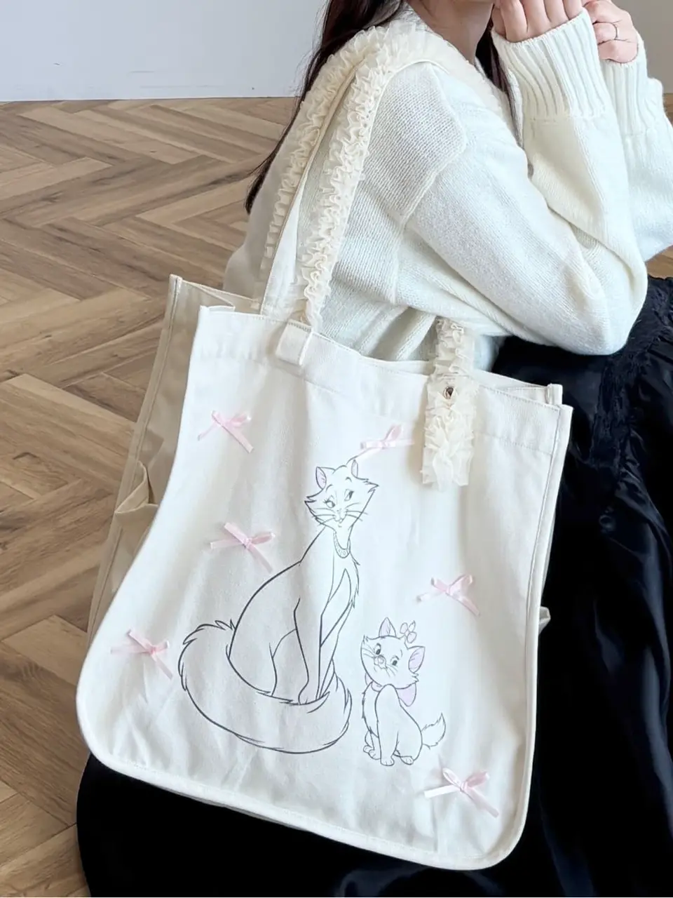 【新品未使用タグ付き】アリーム ディズニー マリーちゃんフリル付きトートバッグ Disney マリー/トートバッグ/Areeam（アリーム）のトートバッグ