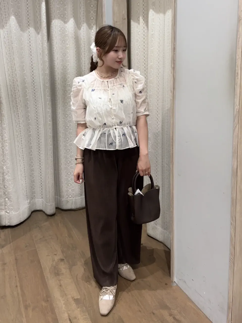 45R ⭐︎ガーゼアンティークフラワープリントのシャーリングブラウス⭐︎未使用 前後2WAY】フラワー刺繍シャーリングブラウス/earth music&ecology