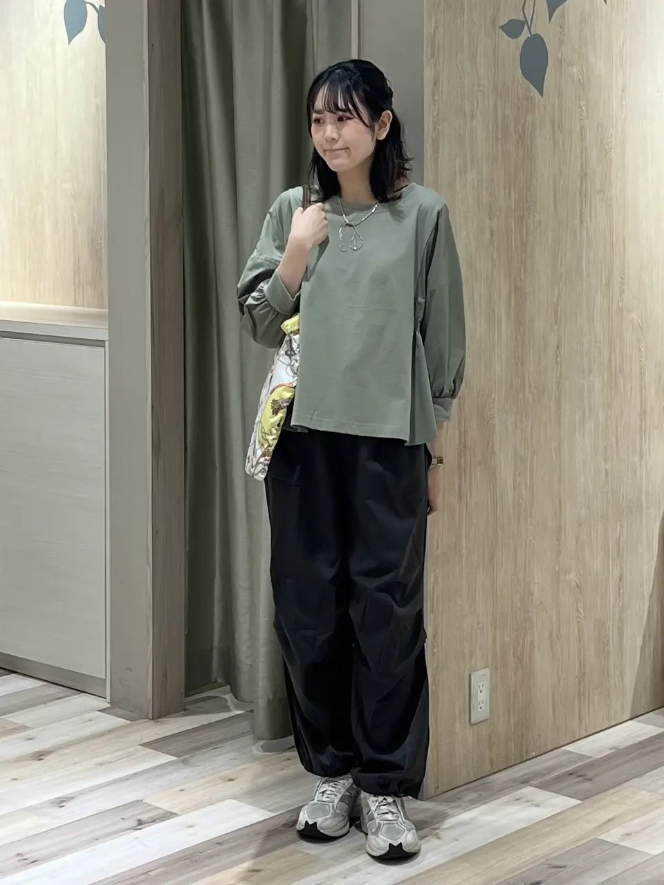 表面感サテンタックパンツ/Green Parks（グリーン パークス）のワイド