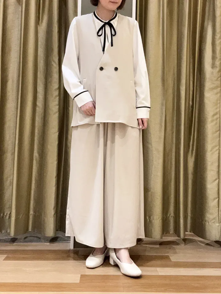 JMオフホワイトコットンにグリーンの別珍リボンブラウス✨ VIS(ビス) / 【WEB限定】【洗える】ケープカラーリボンブラウス