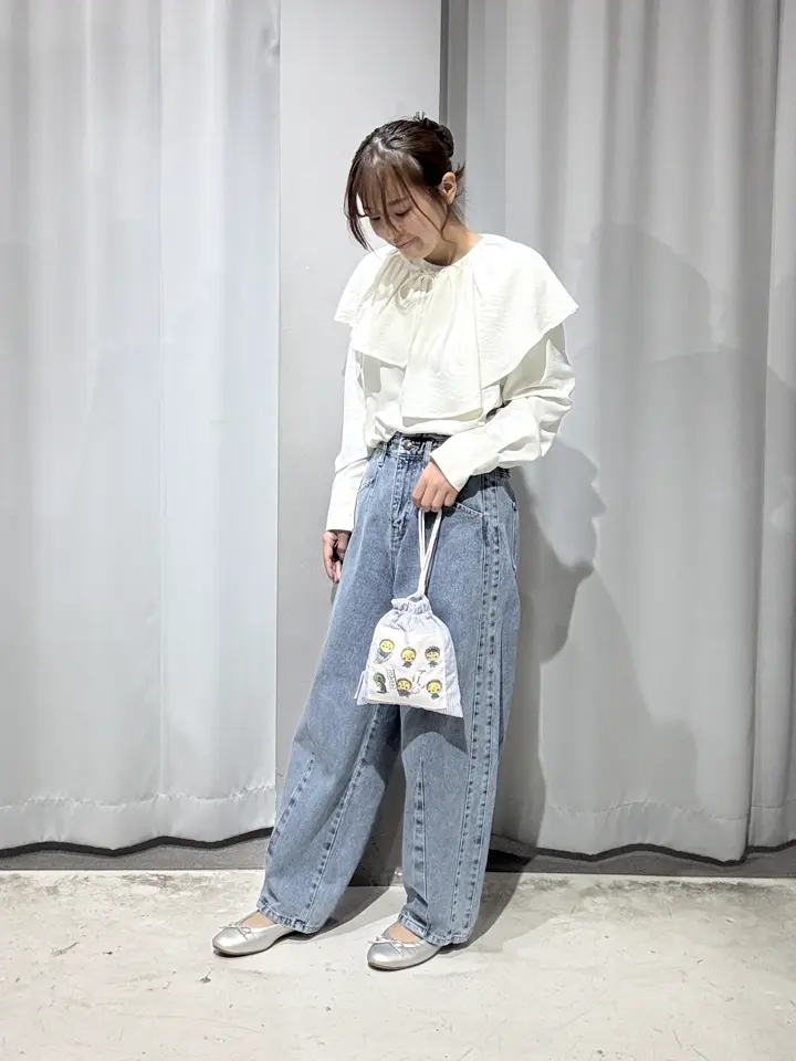デニム・シンプルボトムスでも映える春夏の華やかトップス