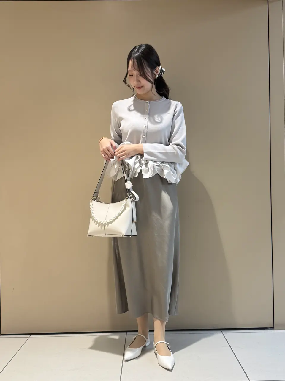 【グレーベージュ】パール釦ラッフルカーディガン イェッカ ヴェッカ YECCA VECCA パール釦ラッフルカーディガン