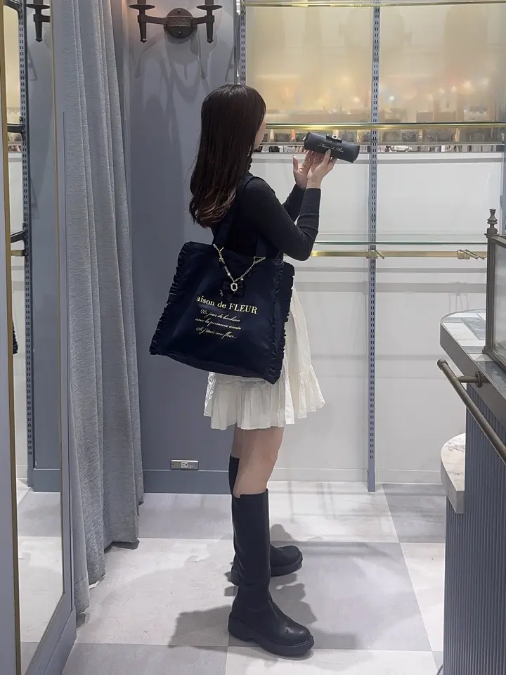【特別価格】　✿ジョリーフルール✿　♡サテン生地＆合皮のトートバッグ♡ A4対応】サテンフリルスクエアトートバッグ/Maison de FLEUR（メゾン