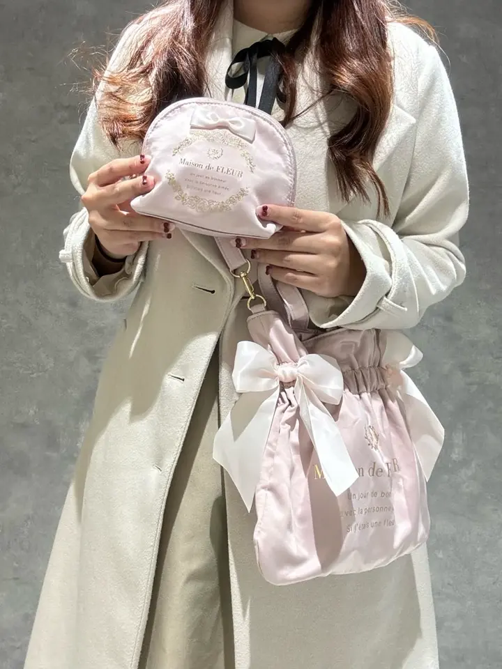 サテンリボンラウンドポーチ/Maison de FLEUR（メゾン ド フルール）の