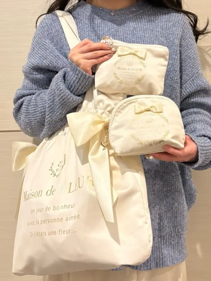 サテンリボンラウンドポーチ/Maison de FLEUR（メゾン ド フルール）の