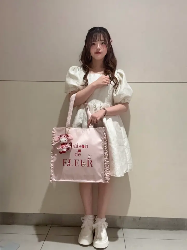メゾンドフルール　サンリオ　いちご新聞　フリルトートバッグ　ピンクベージュ いちご新聞 フリルトートバッグ/Maison de FLEUR（メゾン ド フルール