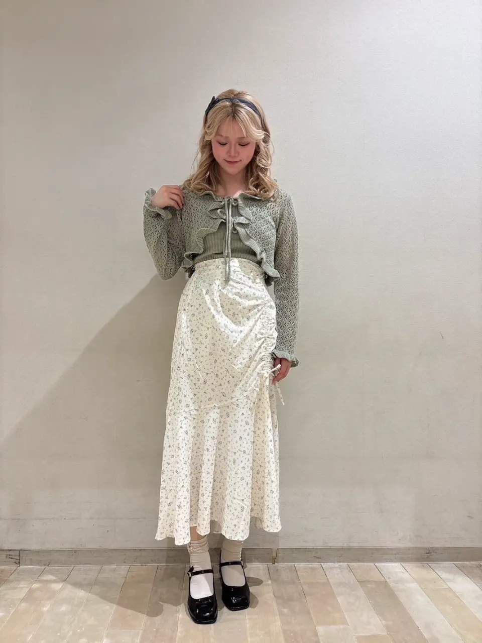 額付き油彩画　ローゲージの白ニットを着ている女の子 額付き油彩画 ローゲージの白ニットを着ている女の子 楽天市場】≪