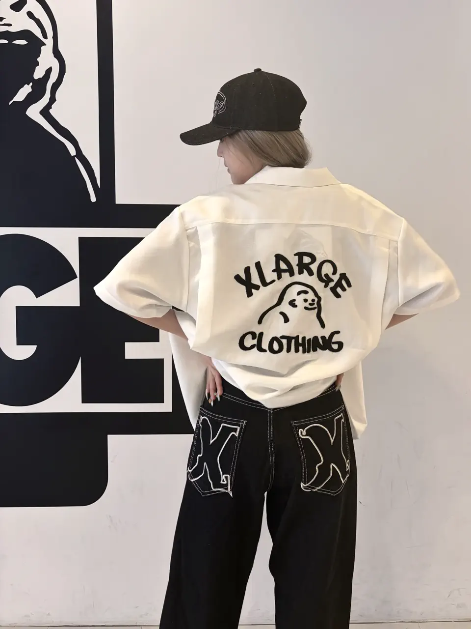 エンブレムデザインの黒いパンツ カラースキームカーゴパンツ｜MEN｜251IST31-192D｜AZUL BY MOUSSY