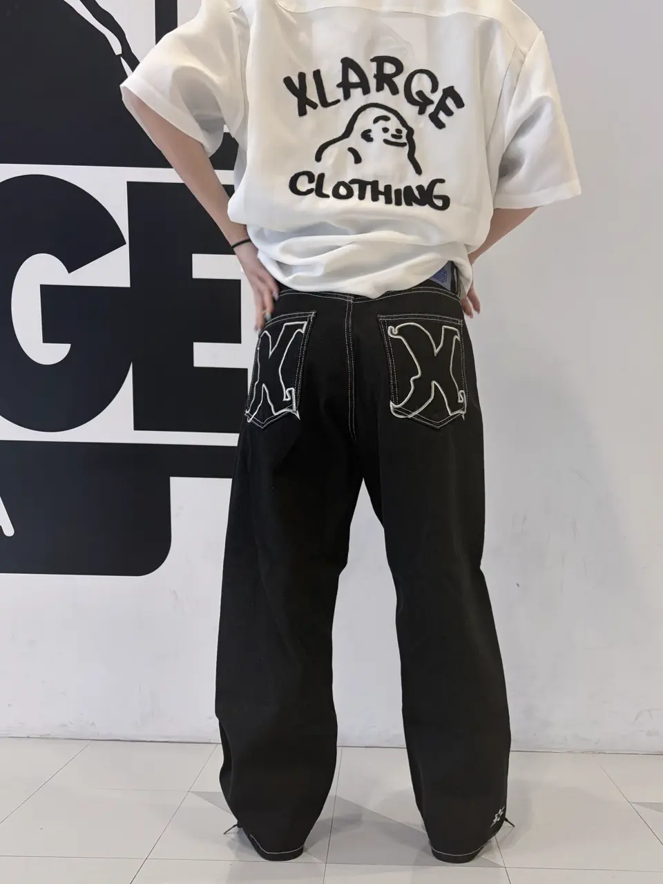 エンブレムデザインの黒いパンツ カラースキームカーゴパンツ｜MEN｜251IST31-192D｜AZUL BY MOUSSY