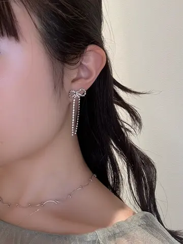 シルバー　流れ星　ラインストーン　リボン　ピアス　イヤリング SM-1030 ラインストーンハーフリボンピアス – Sunny Marriage