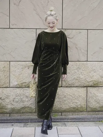 BACK OPEN PEARL VELOUR DRESS