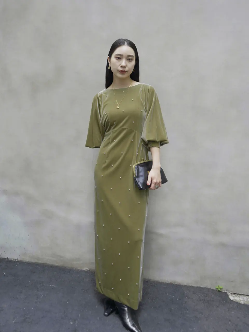 BACK OPEN PEARL VELOUR DRESS