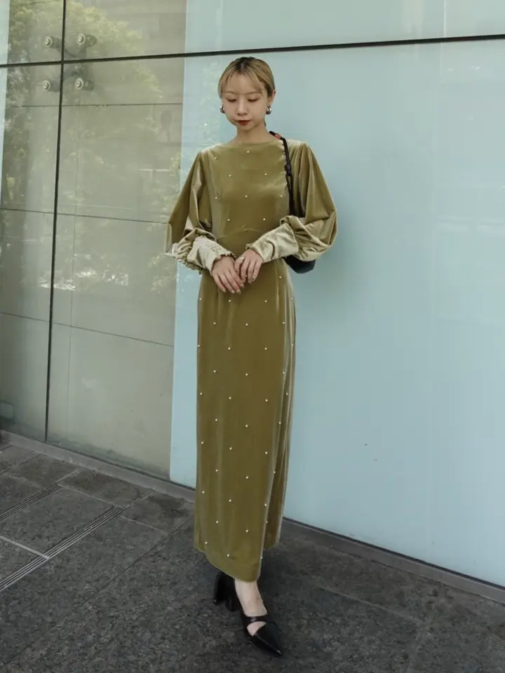 BACK OPEN PEARL VELOUR DRESS