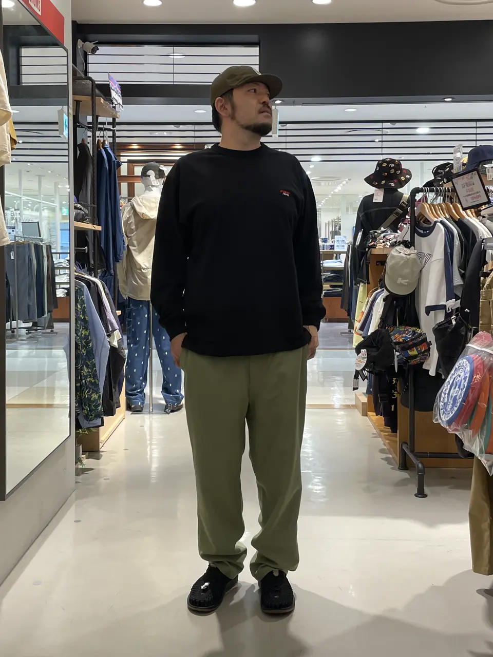 麻パンコーデ😬
短パンはちょっとという方に朝パンはおすすめです！めっちゃ涼しいですよ😊

キャップ F
ロンT  L
パンツ  L
サンダル 28㎝