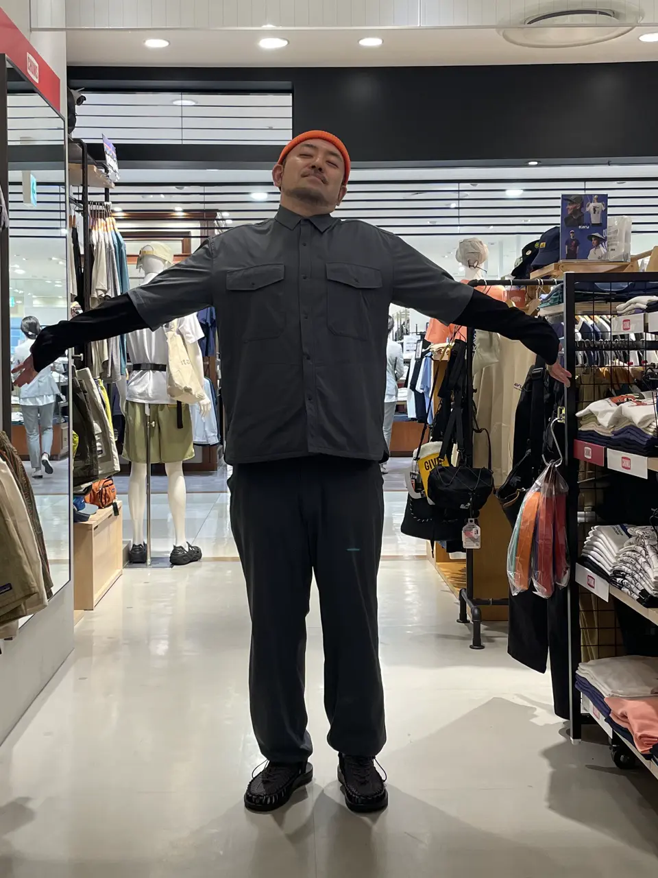 囚人コーデみたくなります😦
またオレンジのニットがそれ感をかきててますね😮
インフィットのセットアップでシャツもパンツも通気性がかなりよく、着ていてかなり涼しいです🌊
濡れても乾きやすいのがまたいい😲

キャップ  F
シャツ     XL
パンツ     XL
シューズ  28