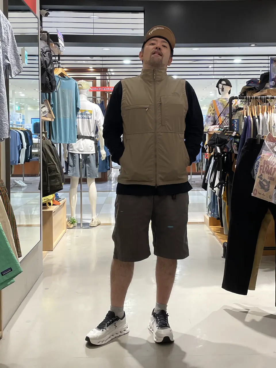 キャップ F
ベスト L
 
釣りにでも行こうか、探検家目指してますか？コーデになります😧
Tシャツや、ロンTのみになるこの時期にアクセントとしてベストはどうですか！
あるとないだと変わってきますよ🫡
ポケットと増えるので使い勝手が格段によくなります🙄
