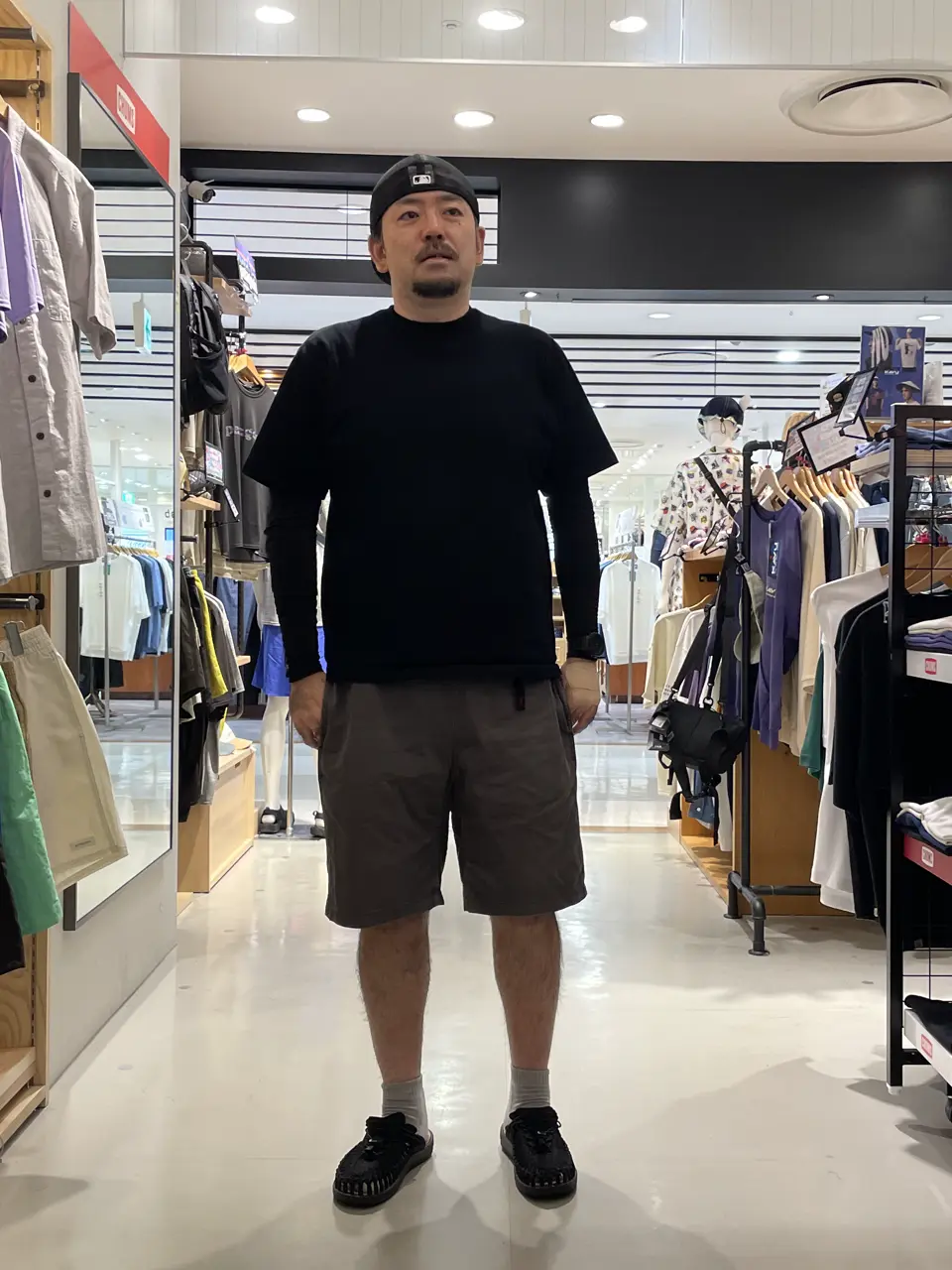 無地Tをサラッと着こなしたい😳
ヘインズの黒は生地も厚めで一枚で着れてちゃいます🤗
ショーツは定番グラミチショーツ🫡
サンダルは2way仕様のユニークで！

Tシャツ. XL
ショーツ. XL
サンダル. 28センチ