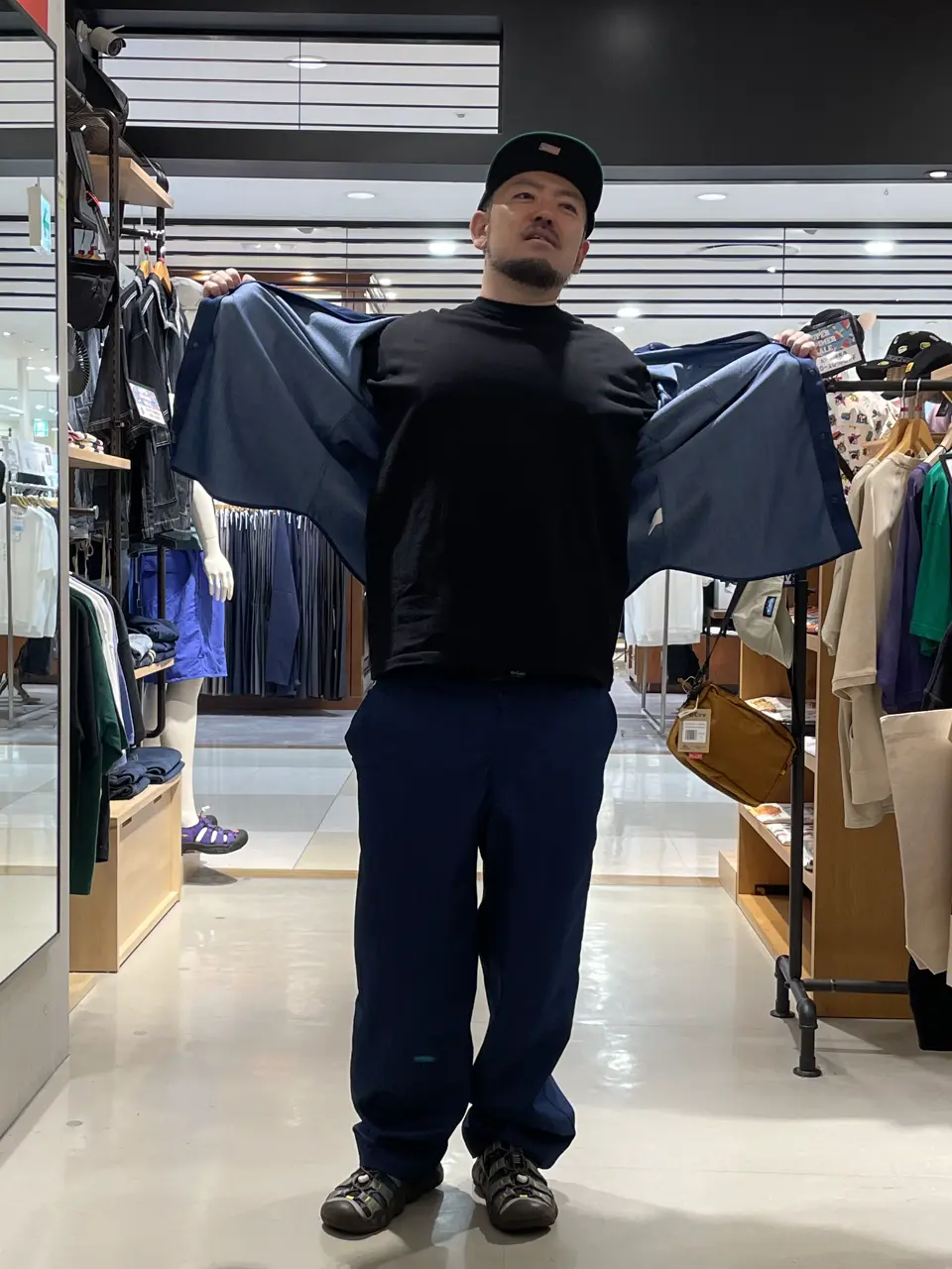 デニムオンデニムコーデ

ワイルドシングスのナノテックスシリーズでデニムオンデニム🙄
インナーはヘインズのKURO！

ワイルドシングスのナノテックスは生地本来の通気性を保たせて洗濯にも強い撥水、撥油性があるので雨でも着れます☂️

キャップ.7 5/8
ジャケット.XL
パンツ.XL
Tシャツ.XL