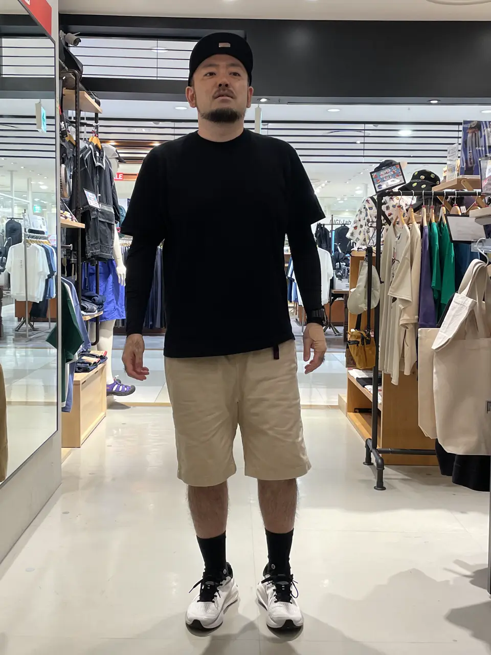 どシンプルに無地Tコーデ！
コットン100のヘインズのクロ！
インナーとして使うのはもったいないです🥺
一枚で着ていきましょう！
なんでも合わせられるグラミチショーツ😬
1枚あればどんなTシャツにも合わせることができるパンツです🩳

キャップ.7 5/8
Tシャツ.XXL
パンツ.XL
シューズ.28センチ