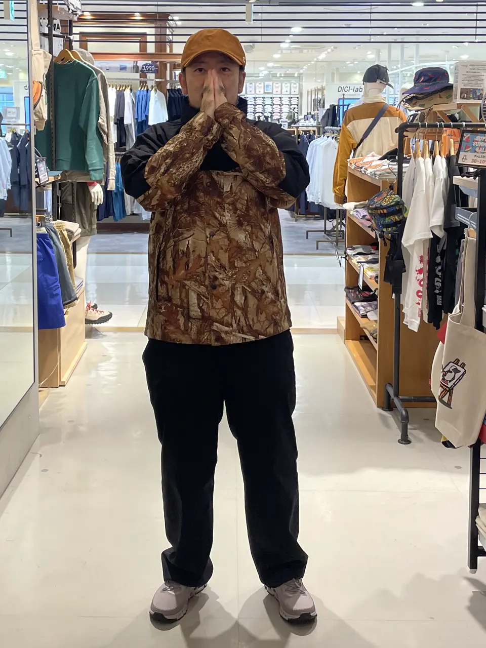 これからのコーデ！
ハイドレナジャケットは撥水加工がしてあり、これからの朝晩の冷え込みにぴったりなジャケットです！
今年流行りのリアルツリー柄です！
黒パンツとも相性もよく着回しもしやすいですよ🙂‍↕️

キャップ→F
アウター→XL
シューズ→28cm