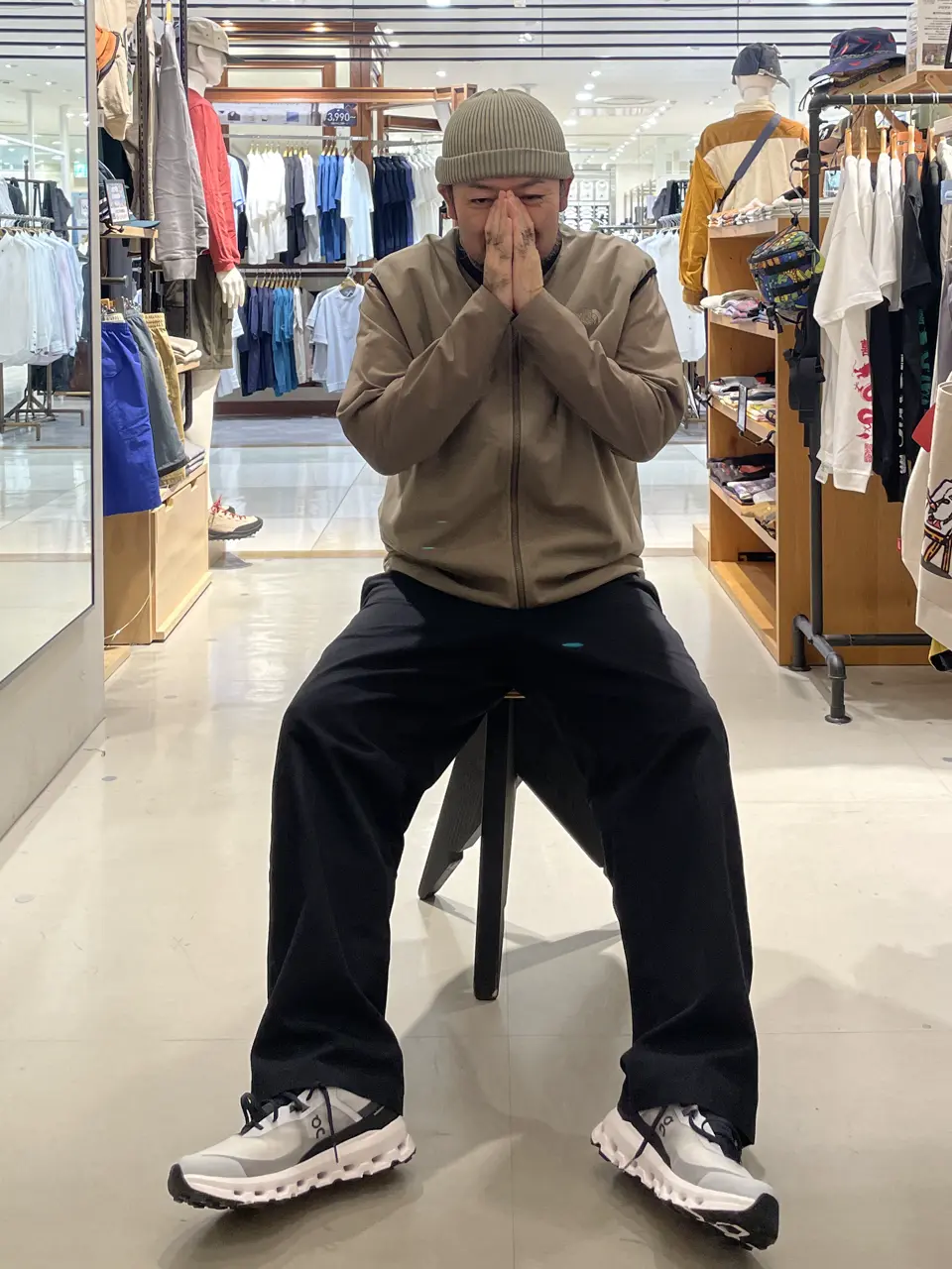 1枚持ってるとかなり着回せるベスト🦺
ゴアテックスのウィンドストッパーなので防風になっているのでフリースベストだけど風を通さないので冷えにくいです🫡

ニット帽→F
ベスト→XL
シューズ→28cm
