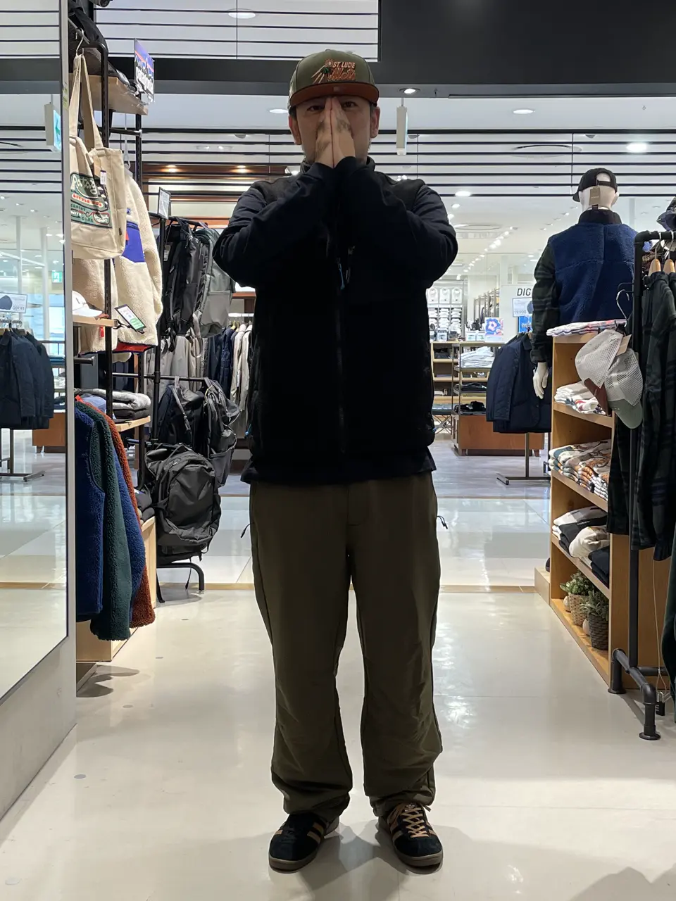 この時期にあると便利ベストコーデ🦺

中のロンTはヘインズのBEEFYは使い勝手がよくそこまで分厚くないのでインナーとしても使えます。

キャップ→私物
ベスト→L
ロンT→XL
パンツ→XL
シューズ→私物