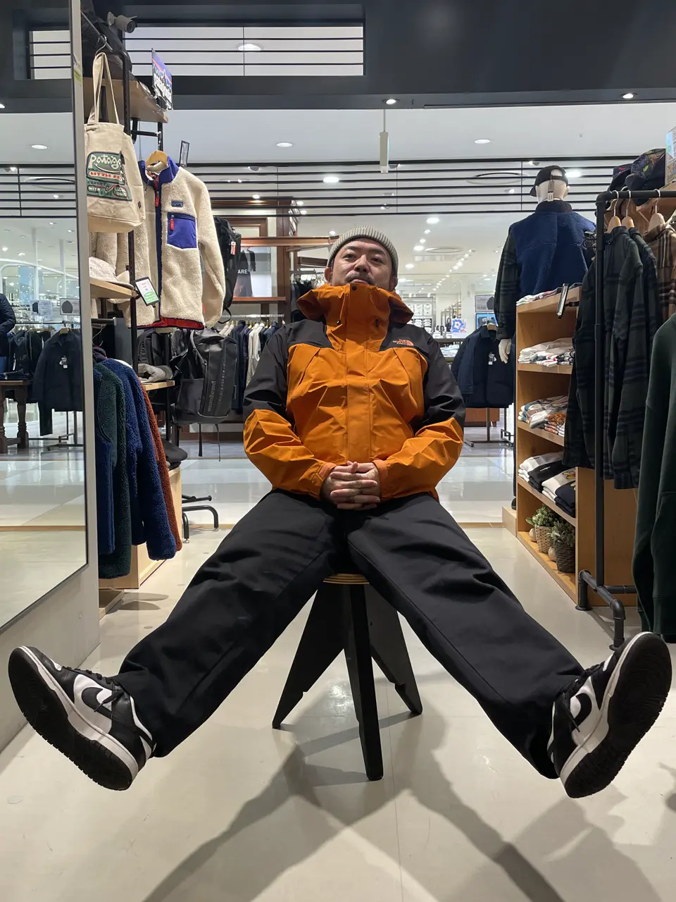 急な雨でも動じないコーデ🤔
急な雨で傘がなくても防水ジャケットの効果を発揮する時です🙄
ゴアテックスなので防風性もあるので風が強い時でもへっちゃらです！

ニット帽→F
ジャケット→XL