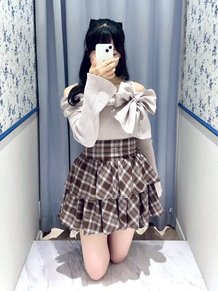 evelyn エブリン リボンオフショルニット オフホワイト 白 evelyn リボンビジューオフショルニット ホワイト 量産型 - メルカリ