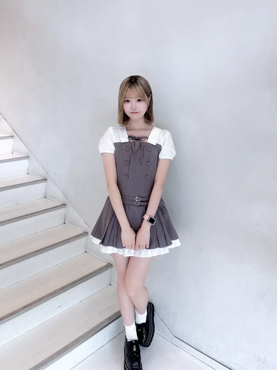 ダブルベルトプリーツミニワンピース｜Rilly emulie （リリーエミュリ
