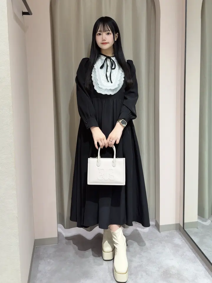 ヨークビジューフレアワンピース｜evelyn（エブリン）公式通販サイト