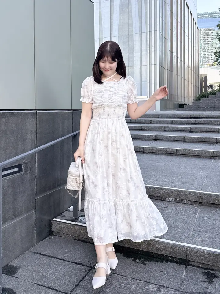アンミール ギャザーリボンフラワーシャーリングワンピース ギャザーリボンフラワーシャーリングワンピース｜evelyn（エブリン