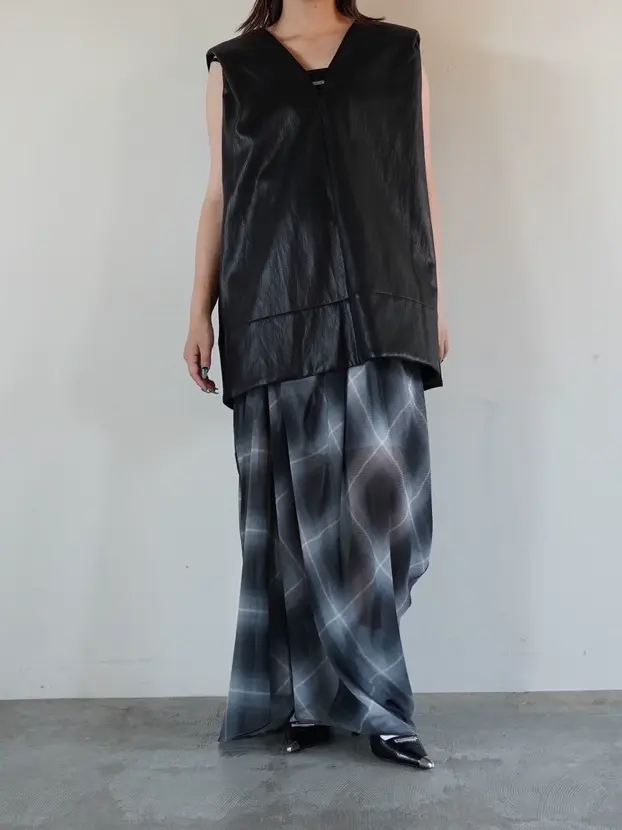 【公式サイト】正規ブランド品通販 Leather Front Boxy Top Neck V シャツ